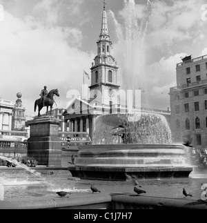 1950er Jahre, Trafalgar Square, Westminster, London, England, UK. Die Church of England of St Martins-in-the-Fields ist in der Ferne zu sehen. Stockfoto