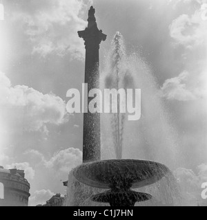 1950er Jahre Ein Foto von J Allan Cash von einem Wasserbrunnen und Nelson's Column am Trafalgar Square, Westminster, London, England, Großbritannien. Stockfoto