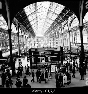 1950er Jahre, historisch, Bahnreisende in der Kuppelhalle, Victoria Bahnhof, London, England, Großbritannien. Stockfoto