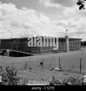 1964, historische, die neue Sporthalle und die umliegenden Fußballplätze an der National Sports Center, Crystal Palace, London, England. Stockfoto