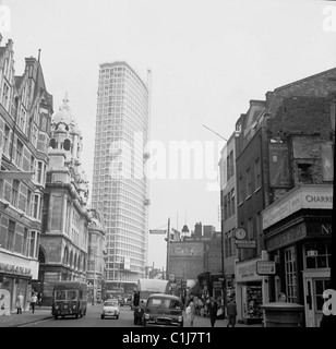 1960er Jahre, der moderne Bürokomplex, das 34-stöckige Centre Point, gebaut aus Beton und brutalistischem Design, einer der ersten Skyscapers in London. Stockfoto