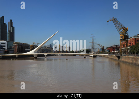 [Puerto Madero] Docklands Regeneration im [] Argentinien zeigen, Hochhäuser, [Puente De La Mujer], Krane Stockfoto