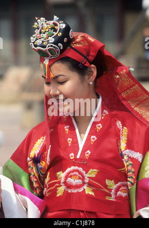 Elk138-1508 Korea, Seoul, Korean Folk Village-Frau in traditioneller Kleidung Stockfoto