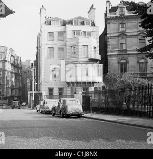 1960er Jahre, historische Luxusautos parken in Old Park Lane, Mayfair, London, England, Großbritannien, neben Parkuhren auf dem Bürgersteig. Stockfoto