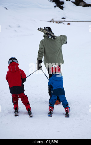 Glenshee Vater schleppen zwei Kinder im Schnee Cairngorms Schottland UK Europe Stockfoto