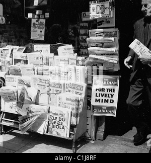 1966, historische, britische und ausländische nationale Zeitungen vor einem Zeitungsgeschäft zur Zeit der Fußball-Weltmeisterschaft in England. Stockfoto