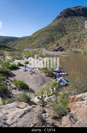 Eine Gruppe von Freunden, mit Kursteilnehmern ausführen wird ein Tag am Fluss Salz setzen ihre Zelte am Strand. Der Salt River ist in Arizona U Stockfoto