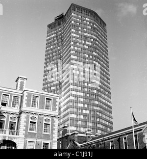 In den 1960er Jahren entstand der neu erbaute Büroblock Millbank Tower, ein Wolkenkratzer in Westminster, London, der 1963 eröffnet wurde und ursprünglich als Vickers House bekannt war. Stockfoto