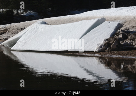 Große Klumpen des Eises am Ufer des Flusses Swift in den Wintermonaten in den White Mountains, New Hampshire Stockfoto