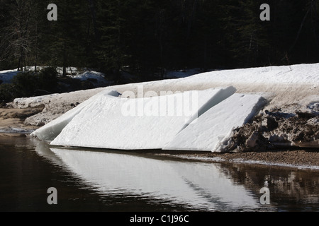 Große Klumpen des Eises am Ufer des Flusses Swift in den Wintermonaten in den White Mountains, New Hampshire Stockfoto