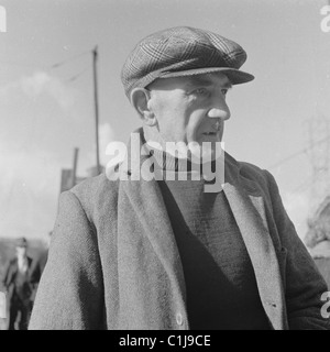 1950er Jahre, historisch, ein Porträt von J Allan Cash eines männlichen Hafenarbeiters von tyneside draußen mit flacher Mütze und Mantel, Newcastle upon Tyne, England. Stockfoto