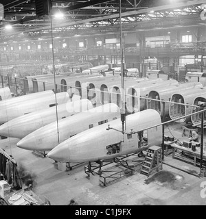 1940er Jahre, zivile AVRO Lancastrian Flugzeuge im Bau in einem Hangar in Yeadon Aeordrome, einem Umbau des berühmten Lancaster Bombers. Stockfoto