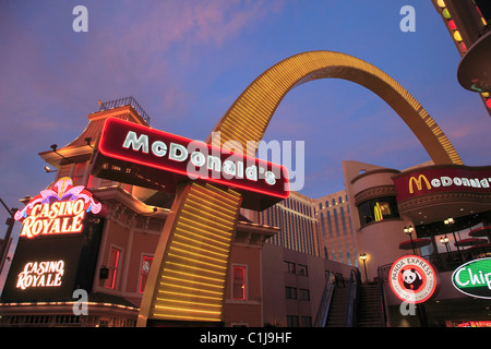 USA, Nevada, Las Vegas, The Strip, McDonald's Arch, Casino Royale, Stockfoto