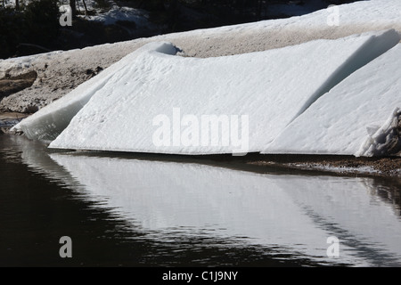 Große Klumpen des Eises am Ufer des Flusses Swift in den Wintermonaten in den White Mountains, New Hampshire Stockfoto