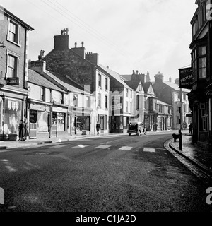 Historisches Bild von J Allan Cash aus den späten 1950er Jahren einer Hauptstraße in einer kleinen Stadt in Wales. Stockfoto