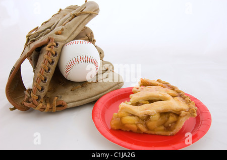 Dies ist eine Nahaufnahme Schuss aus allen amerikanischen Favoriten Baseball und Apfelkuchen. Baseball-Handschuh, Ball und ein Stück Apfelkuchen. Stockfoto