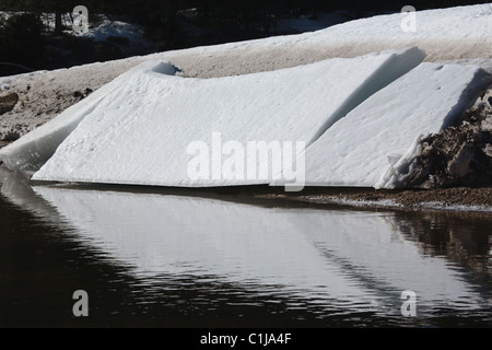 Große Klumpen des Eises am Ufer des Flusses Swift in den Wintermonaten in den White Mountains, New Hampshire Stockfoto