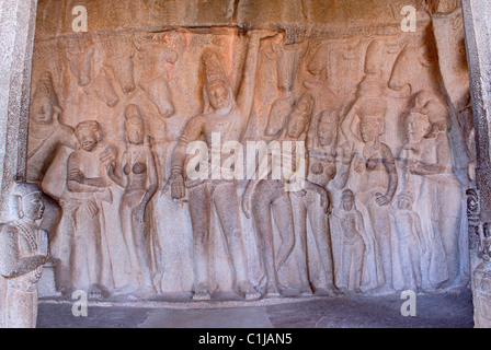 Varaha Mandapa zeigt Krishna, der sich den Govardhana hebt. Varaha Mandapa Höhle Tempel, Pallava Periode, Mahabalipuram, Indien Stockfoto