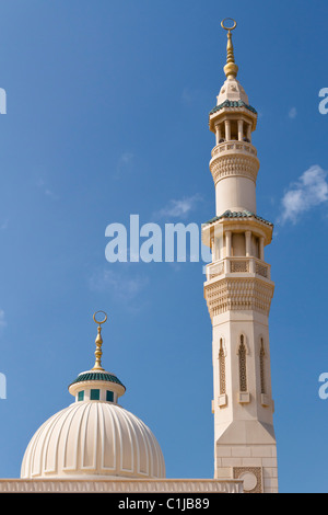 Eine Moschee mit Minarett in der Jumeirah von Dubai, Vereinigte Arabische Emirate. Stockfoto