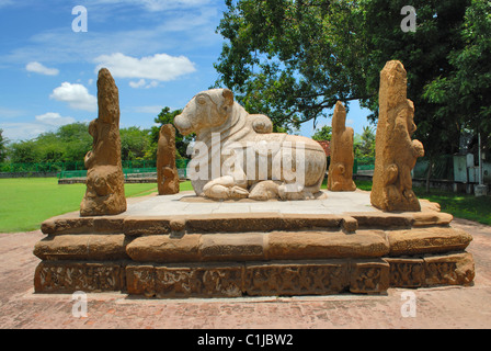 Skulptur von Nandi Bull sitzend, umgeben von vier Löwen Säulen an der Kailasanatha-Tempel, Kanchipuram, Tamil Nadu, Indien Stockfoto