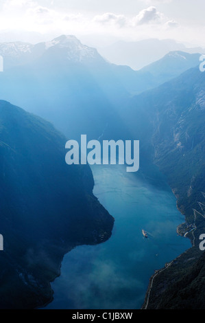Norwegen, Rogaland, Wanderer auf dem Preikestolen (Preikestolen) in den Lysefjord - Fjord von Lysebotn (Luftbild) Stockfoto