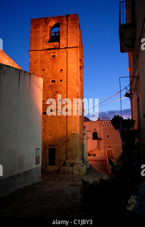 Glockenturm der Kirche in der Nacht, Towm Peschici, Gargano Halbinsel, Apulien, Italien Stockfoto