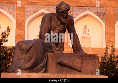 Usbekistan, Chiwa, Ichon Qala, Statue von Al-Khorezmi vor der Medersa Mohammed Amin Khan Stockfoto