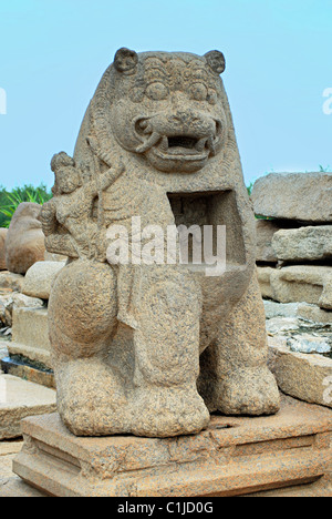 Durga auf einem Löwen mit kleinen geschnitzten Schrein in der Nähe von Shore Tempel, Mahabalipuram, Tamil Nadu, Indien Stockfoto