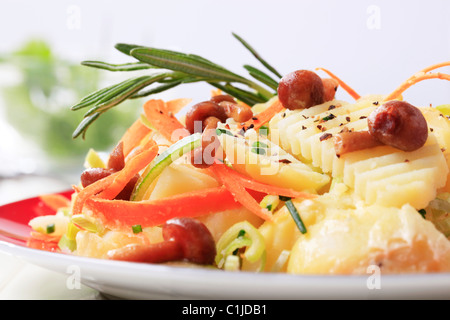 Kartoffelsalat mit Karotte und marinierten Pilzen Stockfoto