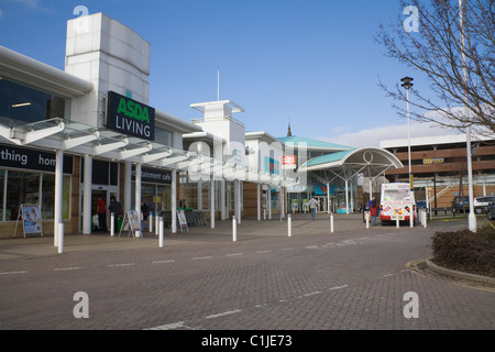 Wrexham North Wales UK Asda Supermarkt und Eingang zum Wrexham Central Railway Station in Island Green Shopping Centre Stockfoto