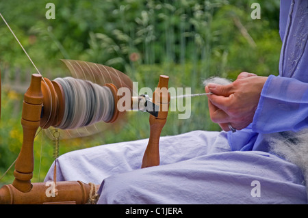 Dies ist eine Nahaufnahme von einem Spinnrad in Bewegung der Hand gesponnenes Garn aus Alpaka-Wolle hergestellt. Bild ist voller Bewegung. Stockfoto