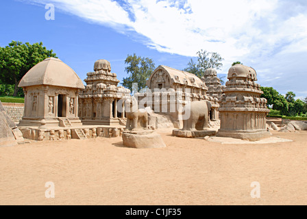 Gesamtansicht der monolithischen Tempeln, bekannt als fünf Rathas, Mahabalipuram, Tamil Nadu, Indien. Stockfoto