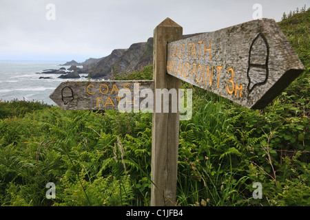 Wanderweg-Zeichen auf der South West Coast Path nahe Hartland Point, Devon, England. Stockfoto