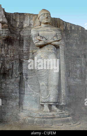 Höhle der stehende Buddha-Statue, Gal Vihara (Stein Schrein), Polonnaruwa, Sri Lanka. Stockfoto