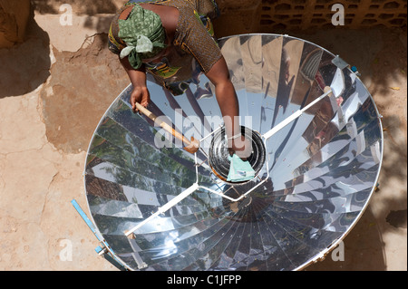 Afrika-Mali-Bandiagara, Frau mit Solarkocher, die Zubereitung von Speisen Stockfoto
