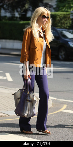 Claudia Schiffer trägt lila Schlaghosen trifft sich mit Freunden nach Abwurf ihrer Kinder in der Schule. London, England- Stockfoto