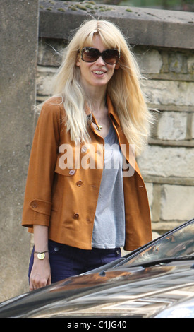 Claudia Schiffer trägt lila Schlaghosen trifft sich mit Freunden nach Abwurf ihrer Kinder in der Schule. London, England- Stockfoto