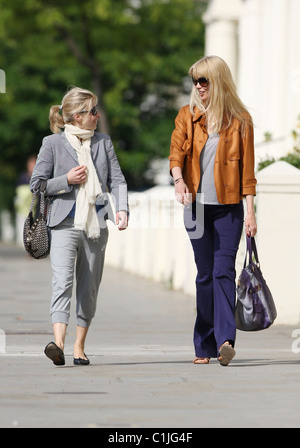 Claudia Schiffer trägt lila Schlaghosen trifft sich mit Freunden nach Abwurf ihrer Kinder in der Schule. London, England- Stockfoto