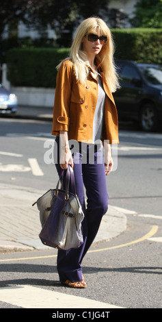 Claudia Schiffer trägt lila Schlaghosen trifft sich mit Freunden nach Abwurf ihrer Kinder in der Schule. London, England- Stockfoto