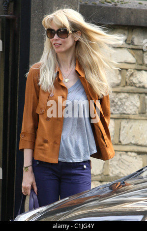 Claudia Schiffer trägt lila Schlaghosen trifft sich mit Freunden nach Abwurf ihrer Kinder in der Schule. London, England- Stockfoto