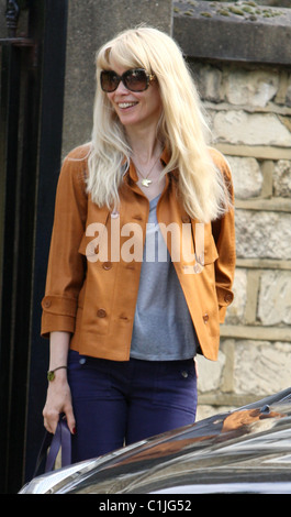 Claudia Schiffer trägt lila Schlaghosen trifft sich mit Freunden nach Abwurf ihrer Kinder in der Schule. London, England- Stockfoto