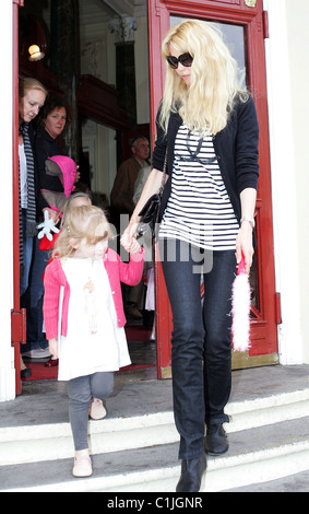 Claudia Schiffer New Wimbledon Theatre verlassen, nachdem ich "Angelina Ballerina" mit ihrer Tochter Clementine de Vere Stockfoto