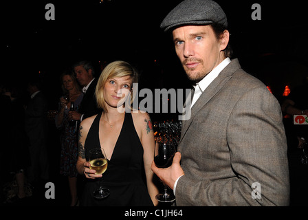 Ryan Shawhughes und Ethan Hawke besuchen Old Vic Brücke Projekt Party im Buddha Bar London, England - 09.06.09 Stockfoto