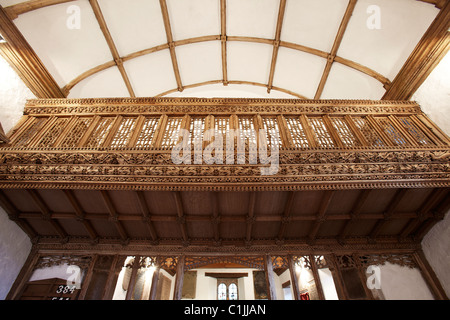 Der Lettner im Inneren der Kirche von St. Issui, Partrishow, Wales, UK Stockfoto