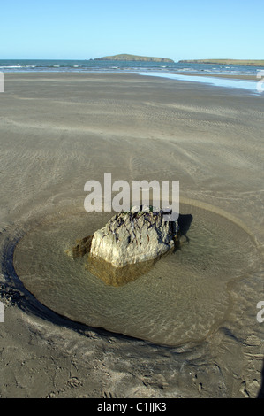 Herzförmige Rockpool, Poppit Sands, St. Dogmaels, Pembrokeshire, Wales, Vereinigtes Königreich Stockfoto