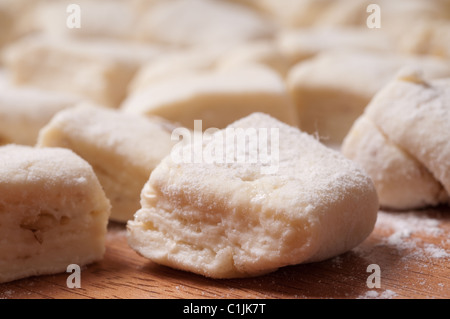 Plätzchen und Kekse backen. Vorbereitungen für Weihnachten Stockfoto