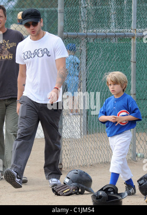 Ryan Phillippe und Deacon Reese Phillippe Ryan Phillippe beobachtet seinen Sohn Baseball-Spiel mit seiner Freundin und Tochter Los Stockfoto