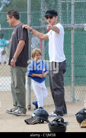 Ryan Phillippe und Deacon Reese Phillippe Ryan Phillippe beobachtet seinen Sohn Baseball-Spiel mit seiner Freundin und Tochter Los Stockfoto