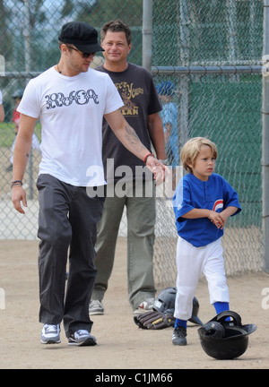 Ryan Phillippe und Deacon Reese Phillippe Ryan Phillippe beobachtet seinen Sohn Baseball-Spiel mit seiner Freundin und Tochter Los Stockfoto