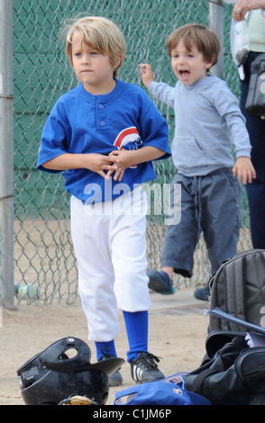 Deacon Reese Phillippe Ryan Phillippe beobachtet seinen Sohn Baseball-Spiel mit seiner Freundin und Tochter Los Angeles, Kalifornien Stockfoto